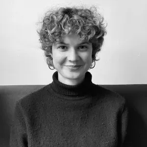 Jeune diplômée en sciences sociales à Paris