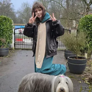 Liebevolle Babysitterin und anstrebende Erzieherin