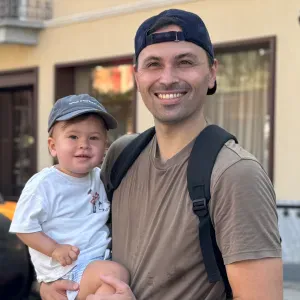 CERCHIAMO BABYSITTER A MONZA PER DUE BAMBINI (NEONATO + 2A)