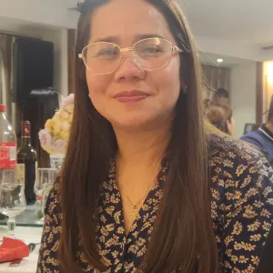 Femme de ménage de maison et regarde de  l'enfants 