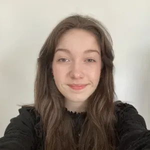 Jeune étudiante de Première bienveillante. 