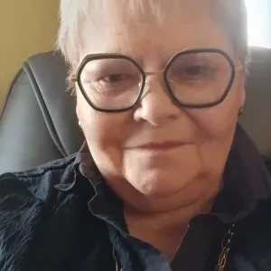 Ménage  et éventuellement  petites  courses 