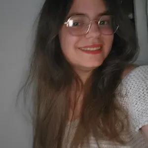 Étudiante a la recherche d'un job de baby-sitting.