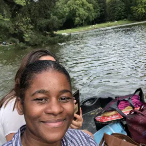 Baby-sitter expérimentée pour des gardes ponctuelles  