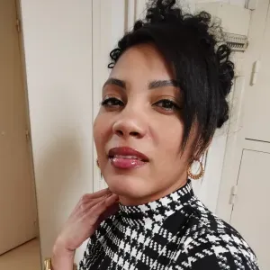 Je recherche un emploi de ménage et de garde d'enfants.
