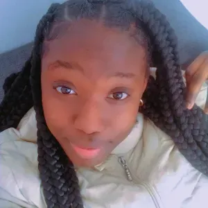 Empregada de limpeza dentro de casa