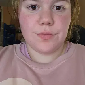 Baby-sitter experimenté dans la manche 