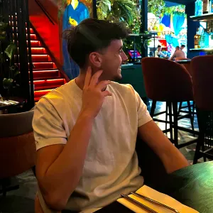 Baby-sitter motivé, fiable et bienveillant.