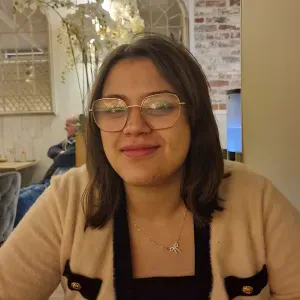 Jeune étudiante qui adore les enfants 