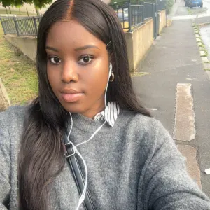 Femme de ménage très souriante et prête à s'investir 