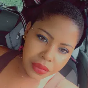 Aide à domicile souriante a l'écoute et patiente