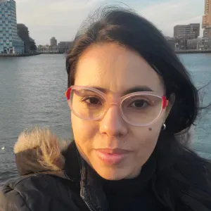 Niñera con experiencia, amorosa y paciente.