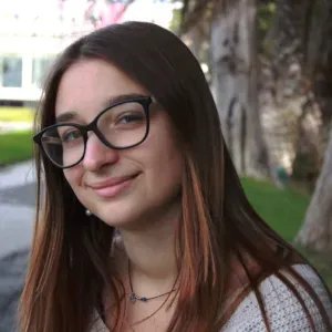 Babysitter com experiência com crianças de várias idades