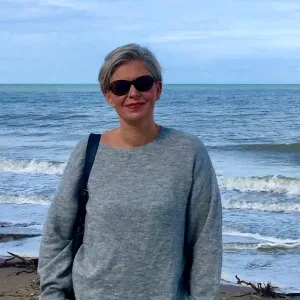 Femme de ménage sérieuse