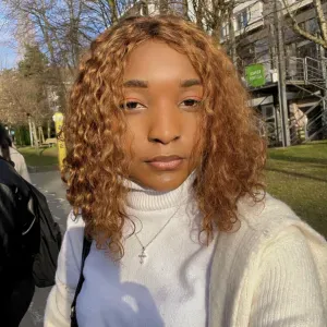 Femme de ménage qui transforme vos poussières en souvenirs.