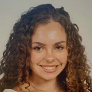 Baby-sitter expérimenté dans la garde d'enfant d'âge moyen 