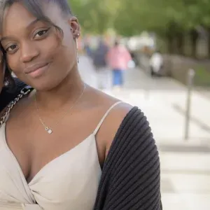 Étudiante en Kiné prete à garder vos enfants