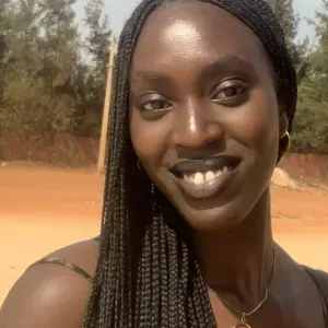 Étudiante universitaire pour aider avec les devoirs