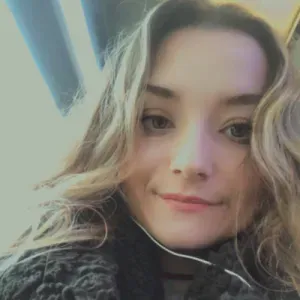 Baby-sitter fun et créatrice de sourires