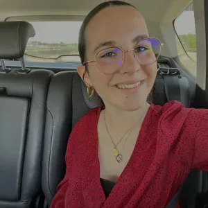 Baby sitter dynamique et souriante 