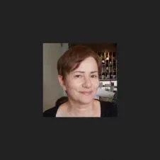 Senhora com disponibilidade para cuidar de crianças