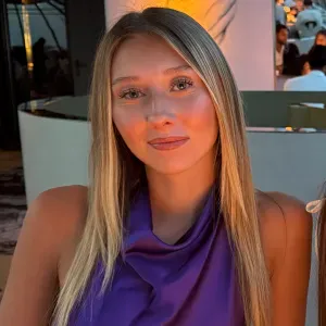 Baby-sitter souvent Disponible