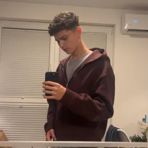 Kinderliebhaber  sucht Job als Babysitter 