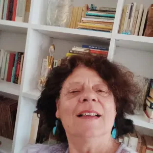 Signora italiana esperta in lavori domestici, stiro, cucina