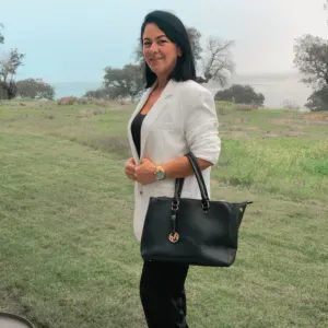 Empregada de limpeza responsável em vendas novas