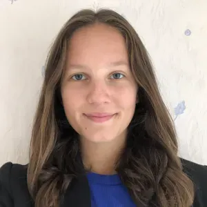 Jeune baby-sitter en première année d'études