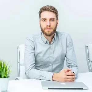 Oferta de emprego para uma empregada de limpeza em Guimar...