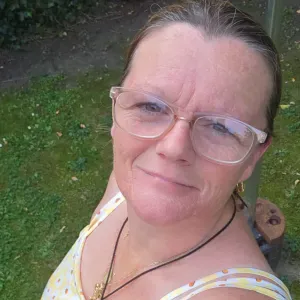 Femme de ménage aide menager aider les personne âgées 