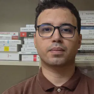 Professeur de maths et info- diplomé de lecole des Mines.