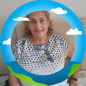 Cuidadora de idosos muito delicada e paciente dedicada