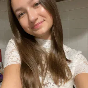 Étudiante au lycée à Angers avec des facilités en maths.