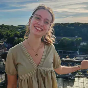 Baby-sitter responsable et bienveillante 