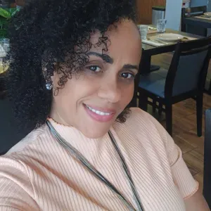 Empregada de limpeza responsável e serviços impecáveis