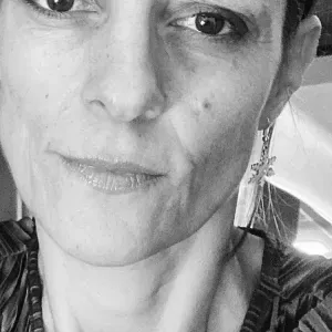 Femme de ménage méticuleuse et rigoureuse 