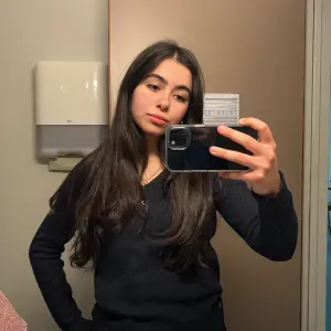 Jeune étudiante aidante pour les devoirs et les cours 