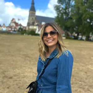 Baby-sitter expérimenté et étudiante sage femme