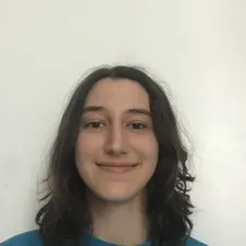 Étudiante disponible pour garde d'enfants (5–12 ans)