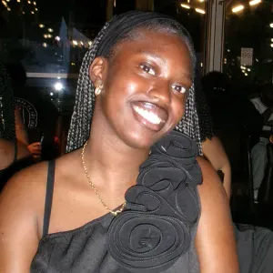 Baby sister enthousiaste et prête pour aider  