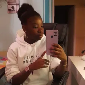 Babysitter  joyeuse et souriante