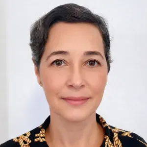 Cuidador compassivo no porto e ao redor