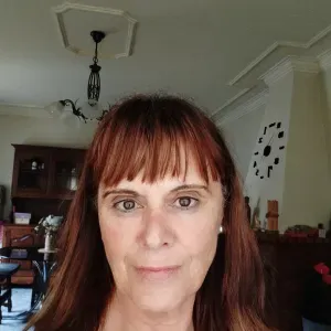 Cuidadora de niños con apoyo a tareas de casa