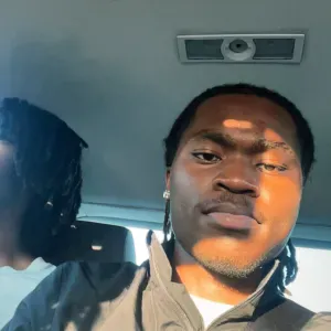 Baby-sitter jeune est compétent