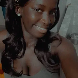 Nounou expérimenté aux soins des enfants 