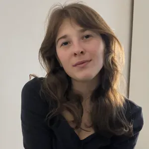 Femme de ménage sérieuse et soigneuse