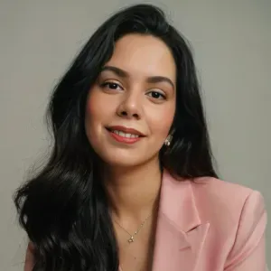 Aide ménagère souriante et motivée pour vous.