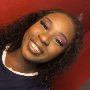 Baby-sitter qualifiée – Aide-soignante diplômée d'État 